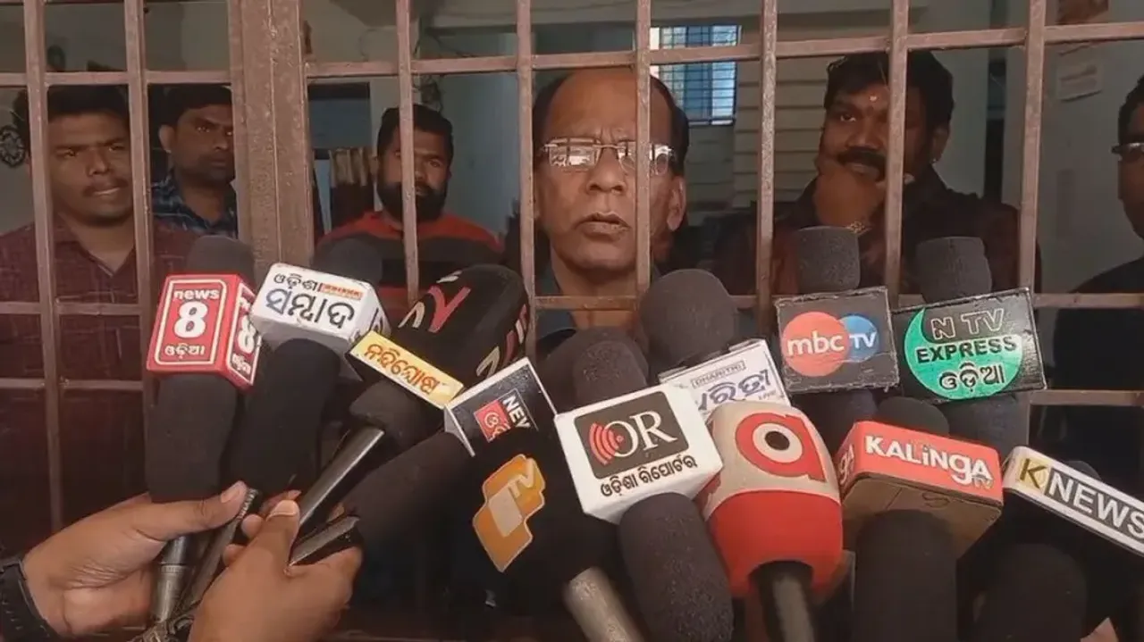Labourers lock up Divisional Labour Commissioner office in Odisha