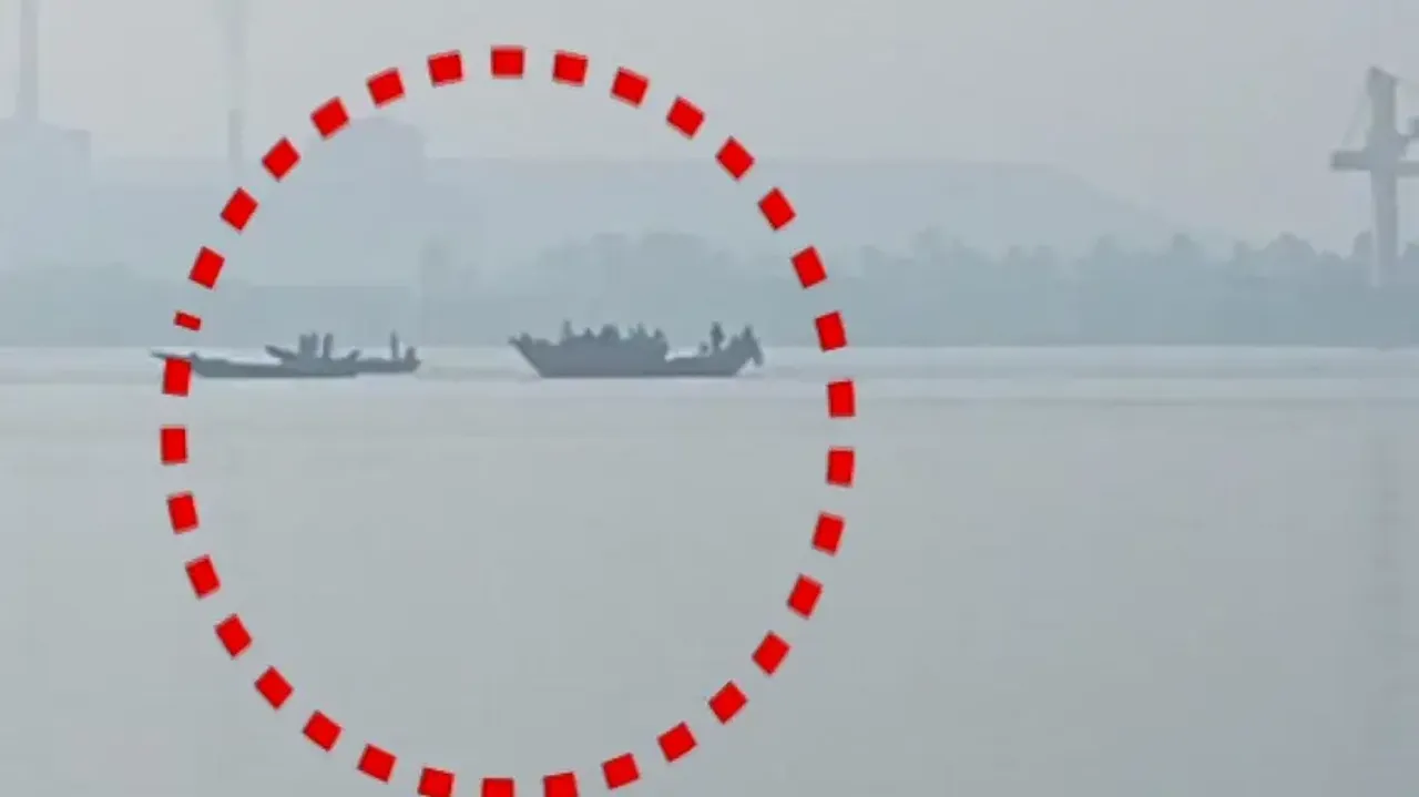 Boat stranded in Mahanadi in Kendrapara