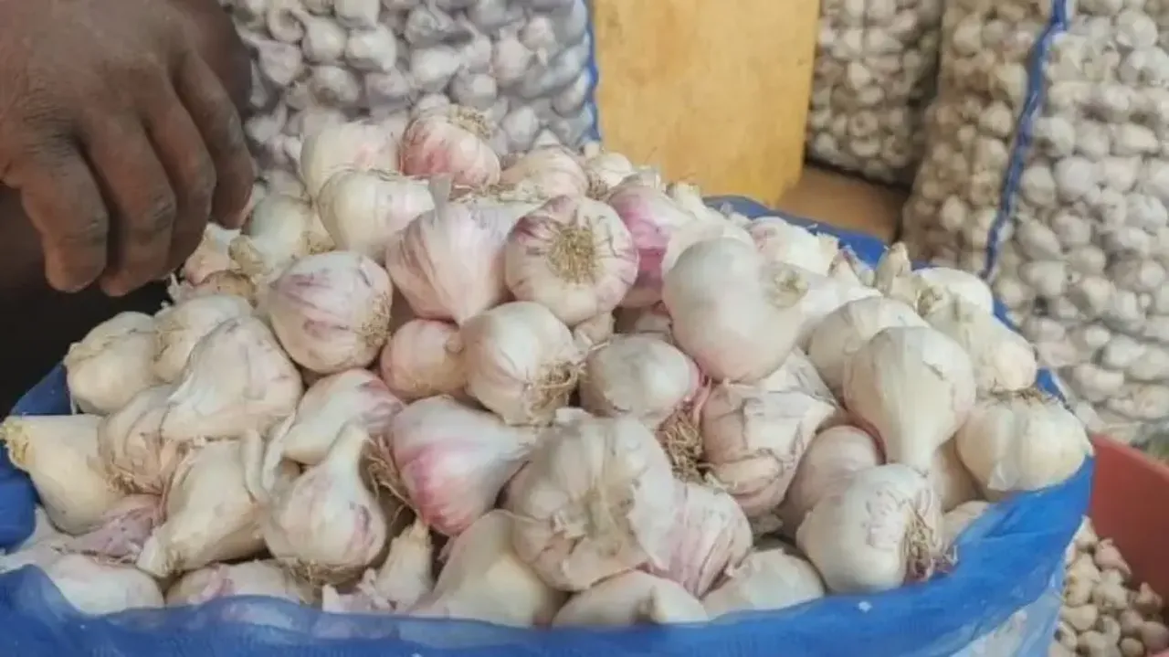 Garlic prices shoot up to Rs 400/kg, bring tears to consumers 