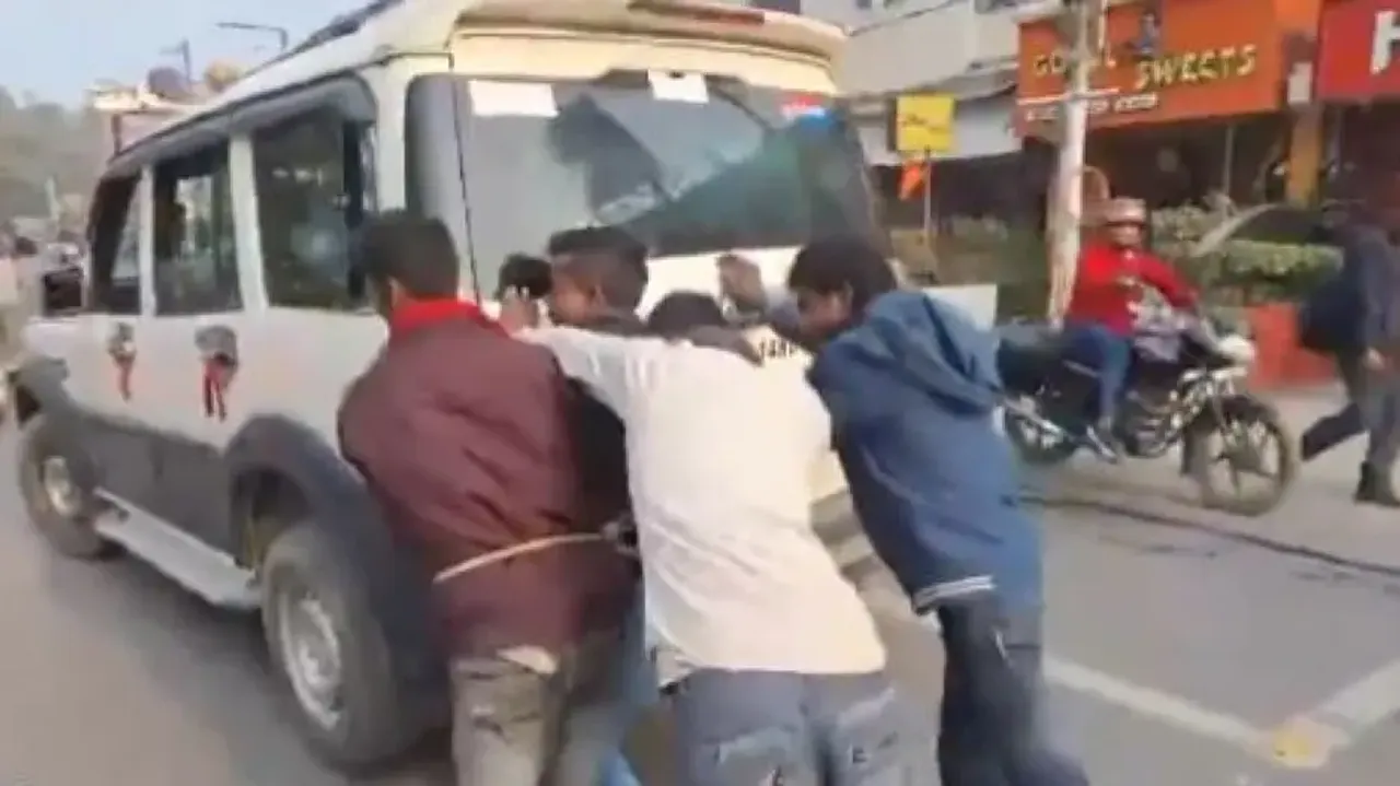 Prison inmates push police van out of fuel