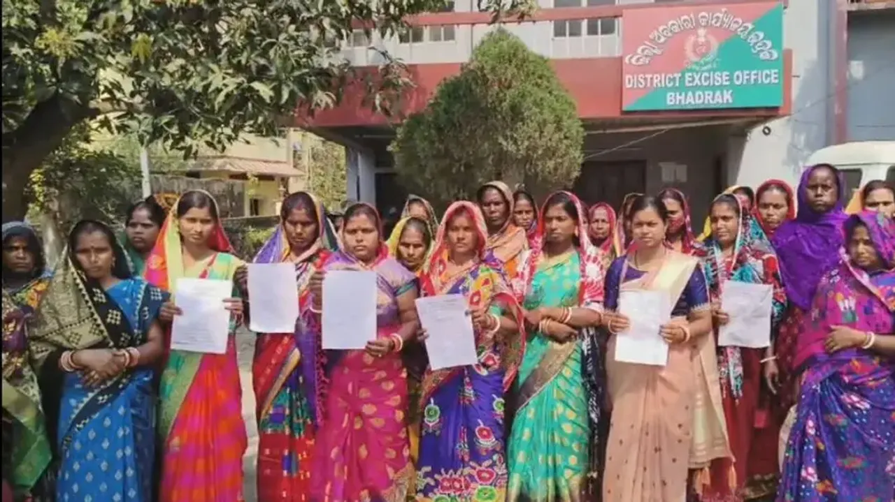 Odisha women gherao Excise office opposing liquor bar 