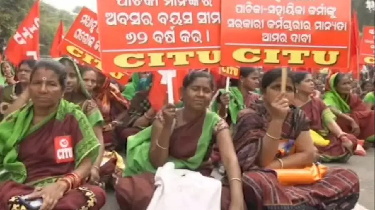 Odisha MDM cooks stage protest demanding Rs 26,000 salary 