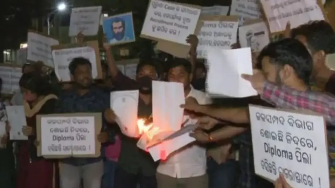 'Jobless' Odisha diploma engineers make bonfire of certificates