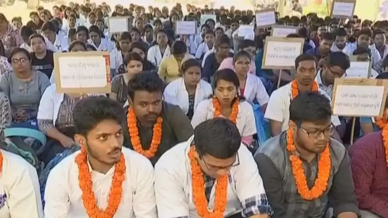 Odisha vet doctors warn of hunger strike as stir enters 28th day
