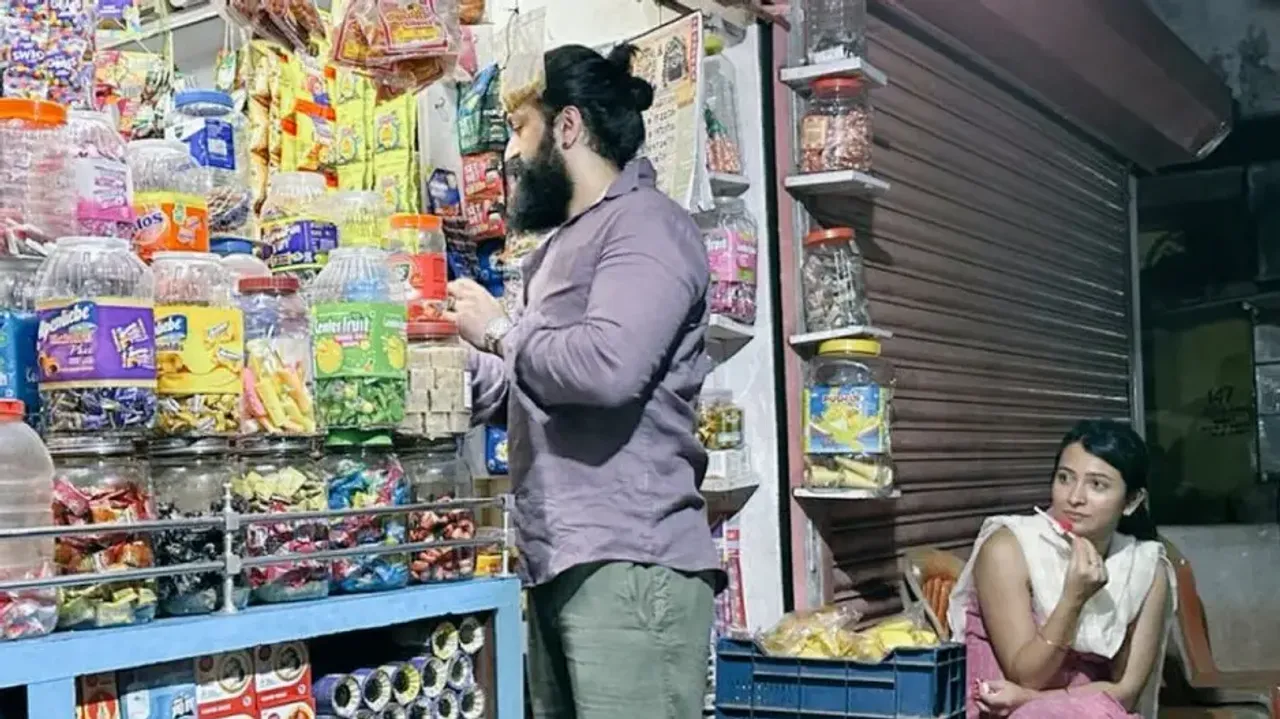 Yash spotted with wife Radhika buying ice candy from a local store, pics go viral