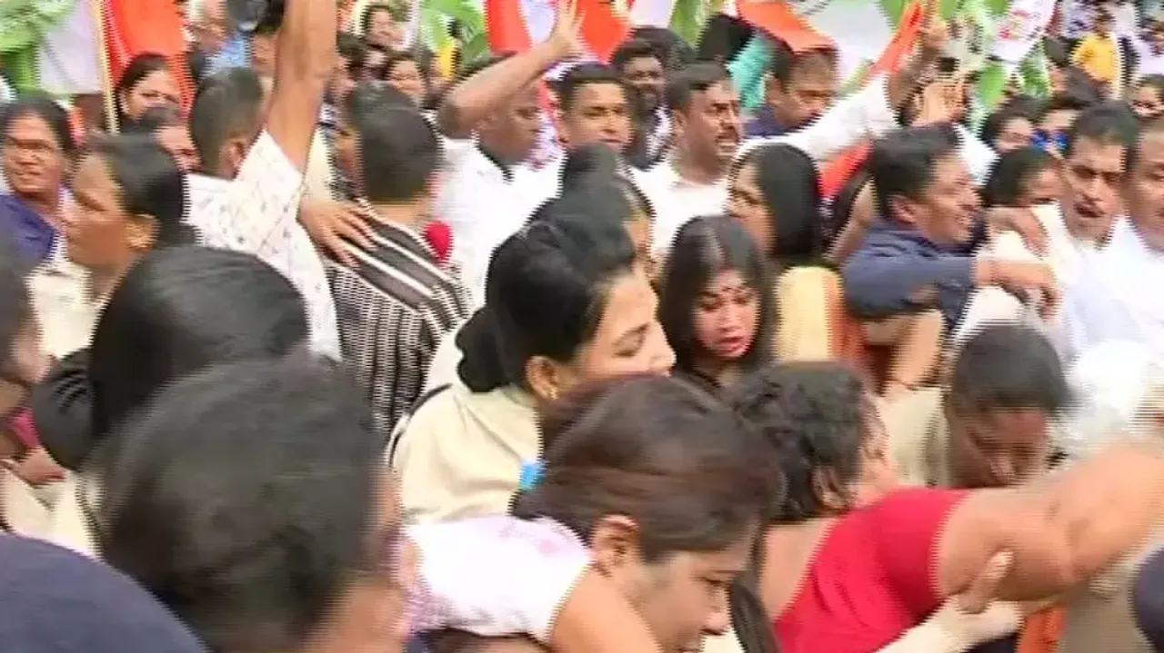 Mahila Congress Members Scuffle With Police
