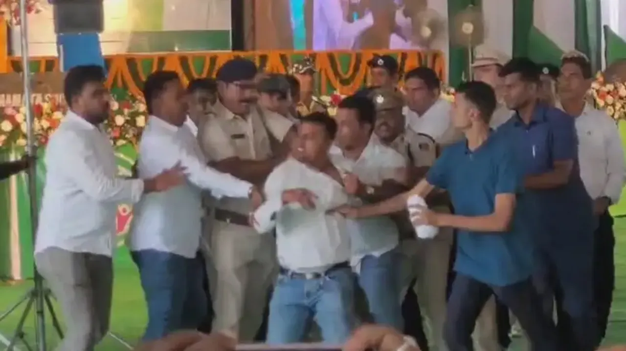 Youth hurls tomato at Odisha 5T Chairman VK Pandian