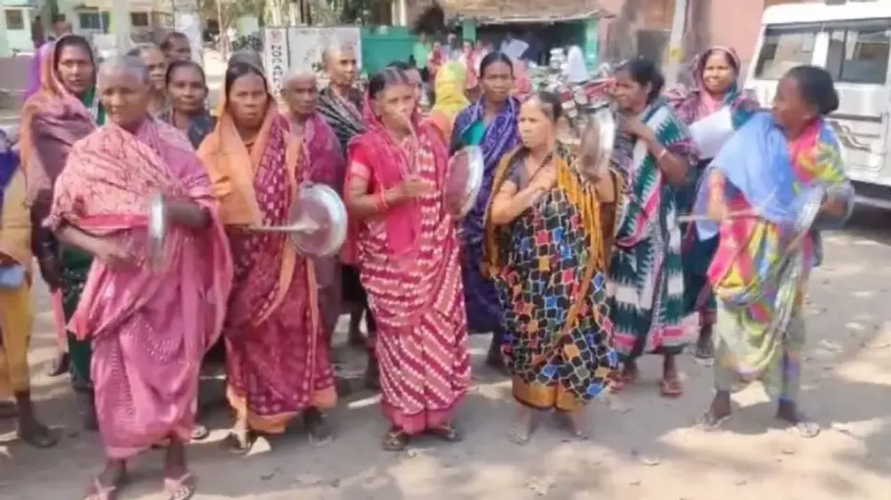 Odisha village women beat utensils in protest demanding drinking water