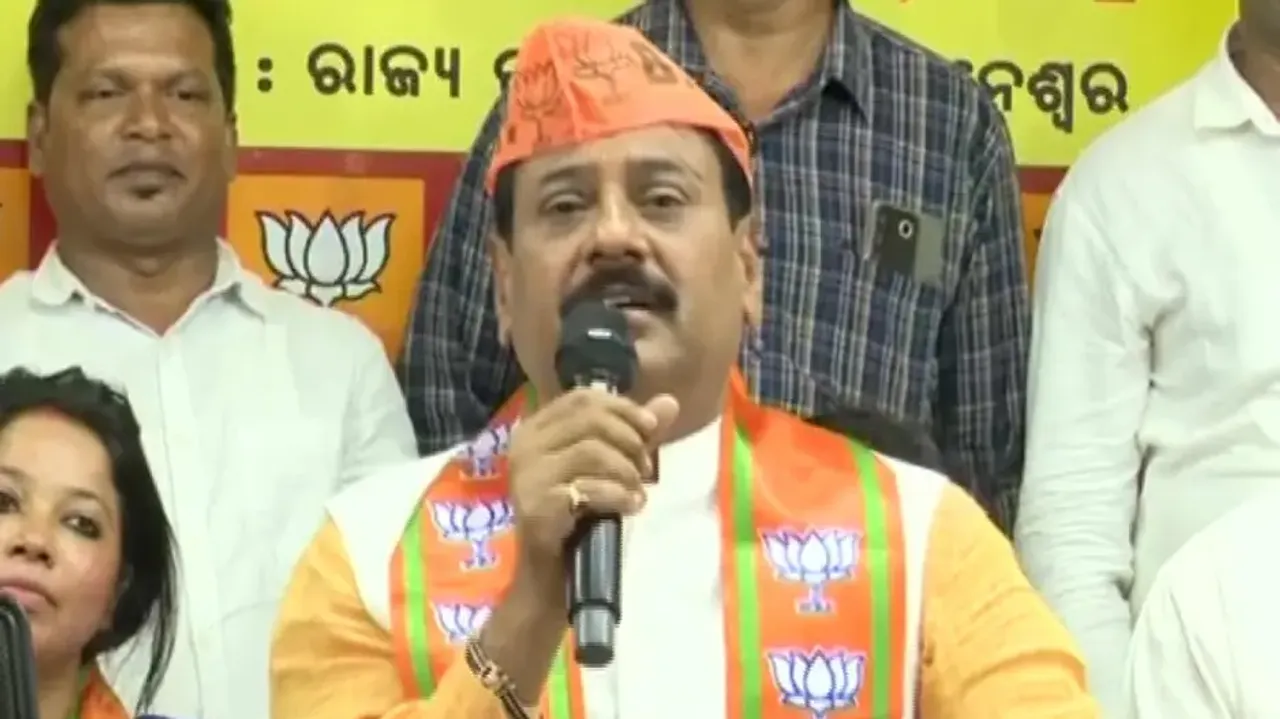 Prashant Jagdev At BJP Office With Saffron Cap