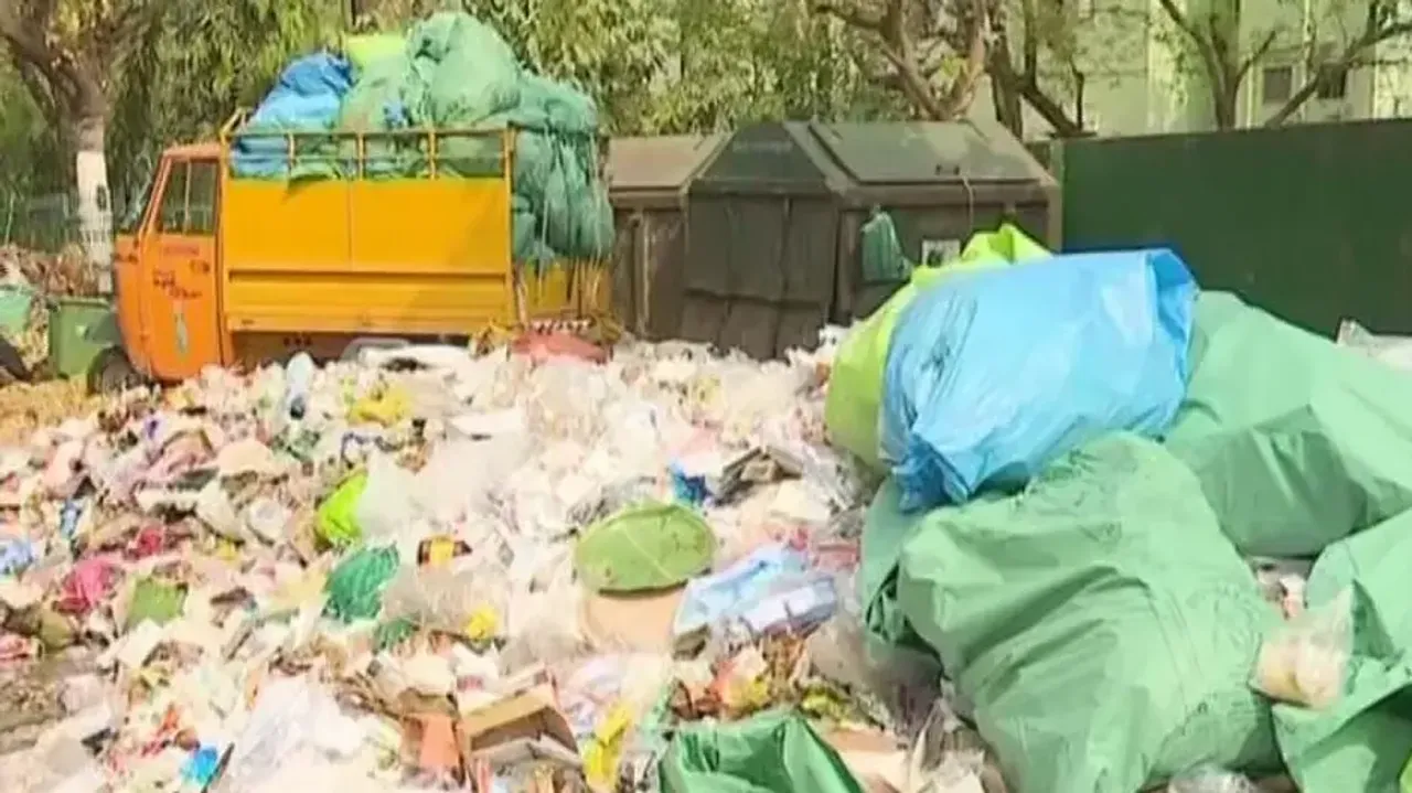 Garbage, nauseating smell on Capital Hospital premises in Bhubaneswar trigger resentment 