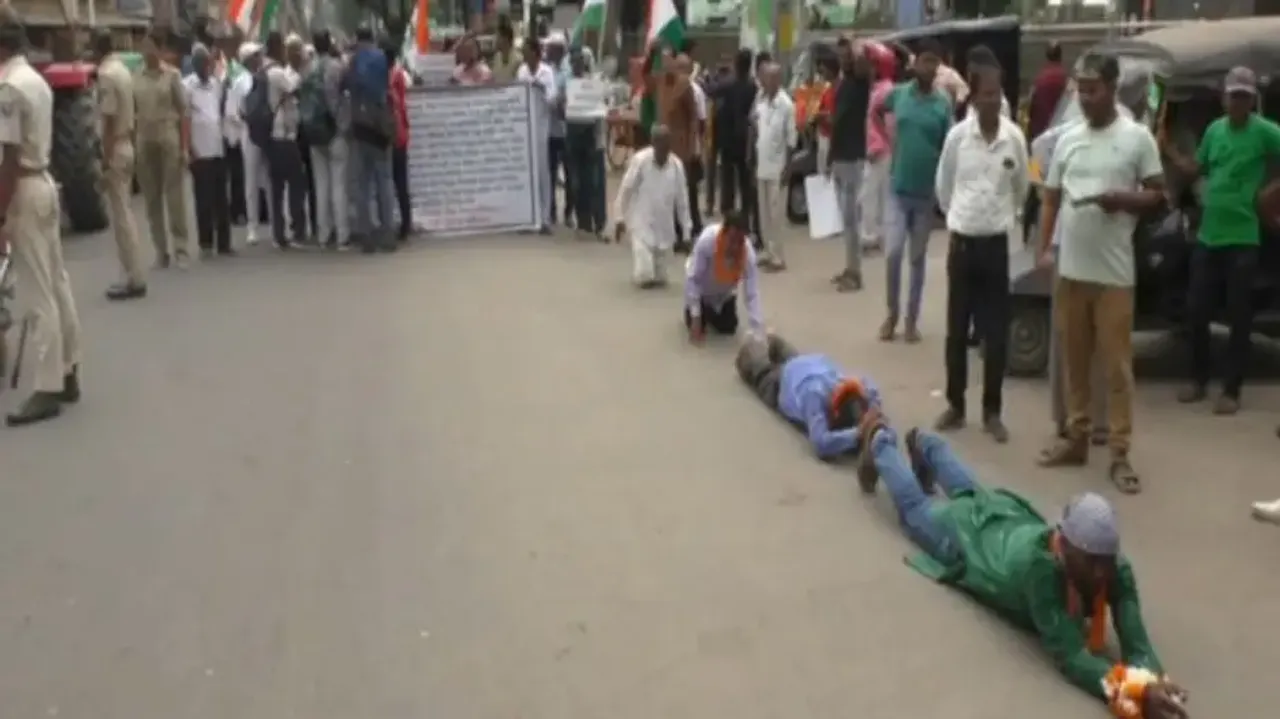 People lie prostrate on road in Odisha demanding medical college 