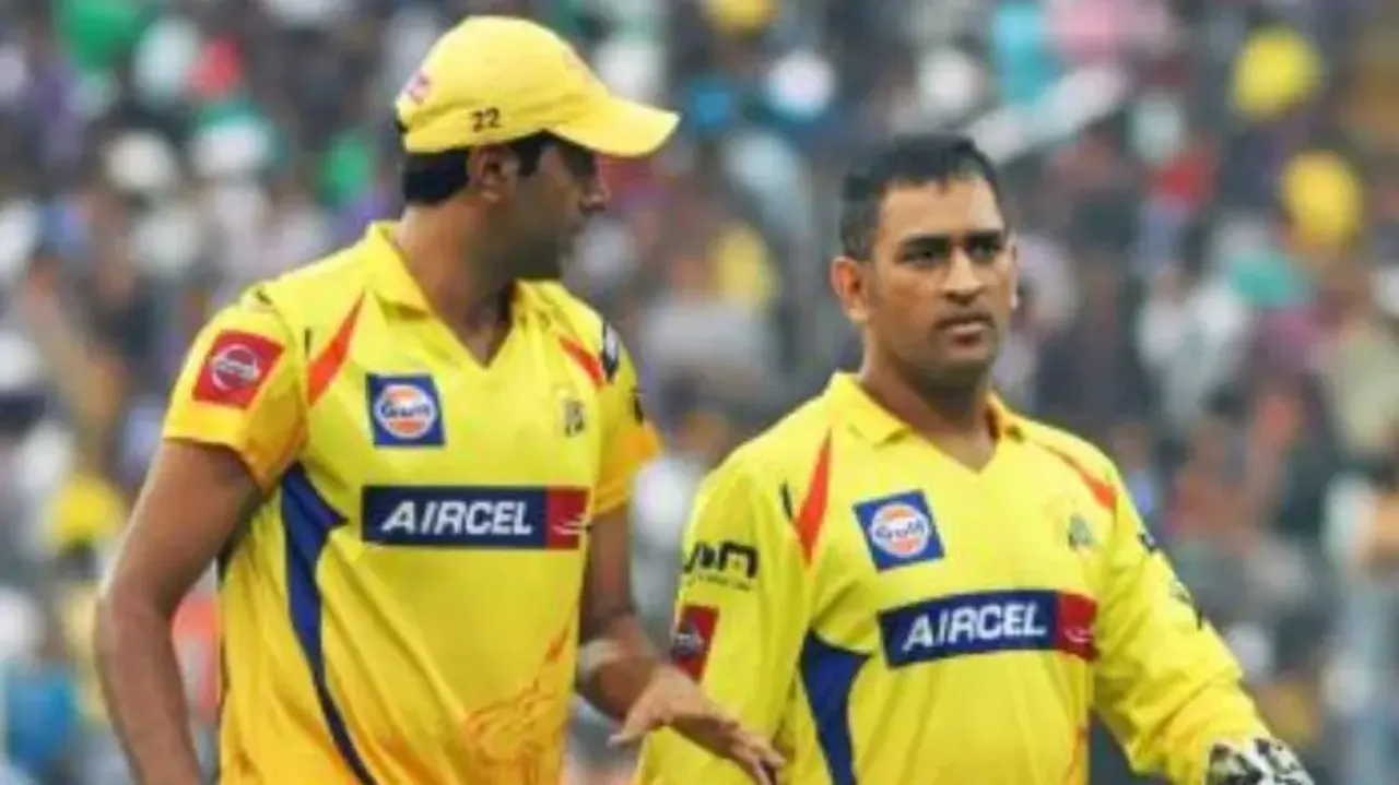 MS Dhoni with R Ashwin