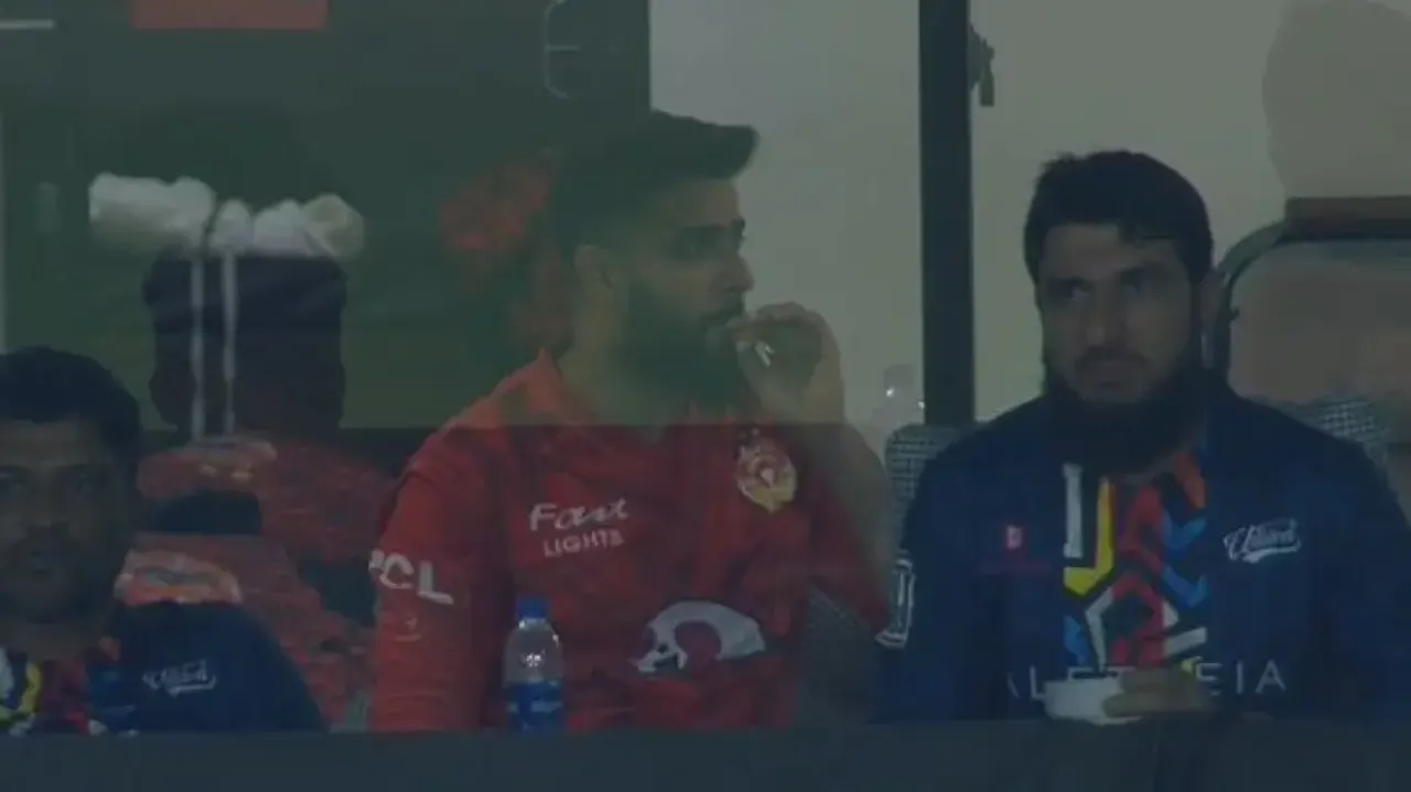 Imad Wasim smoking inside dressing room