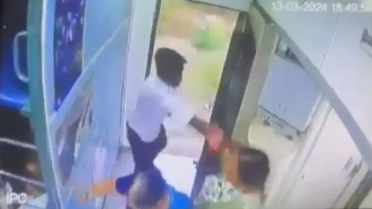 Thief falls off moving train while snatching woman’s necklace