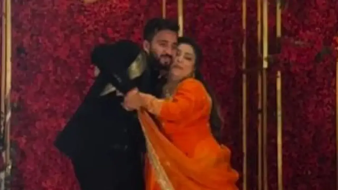 Groom jumps on stage to dance with mother-in-law, steals hearts online