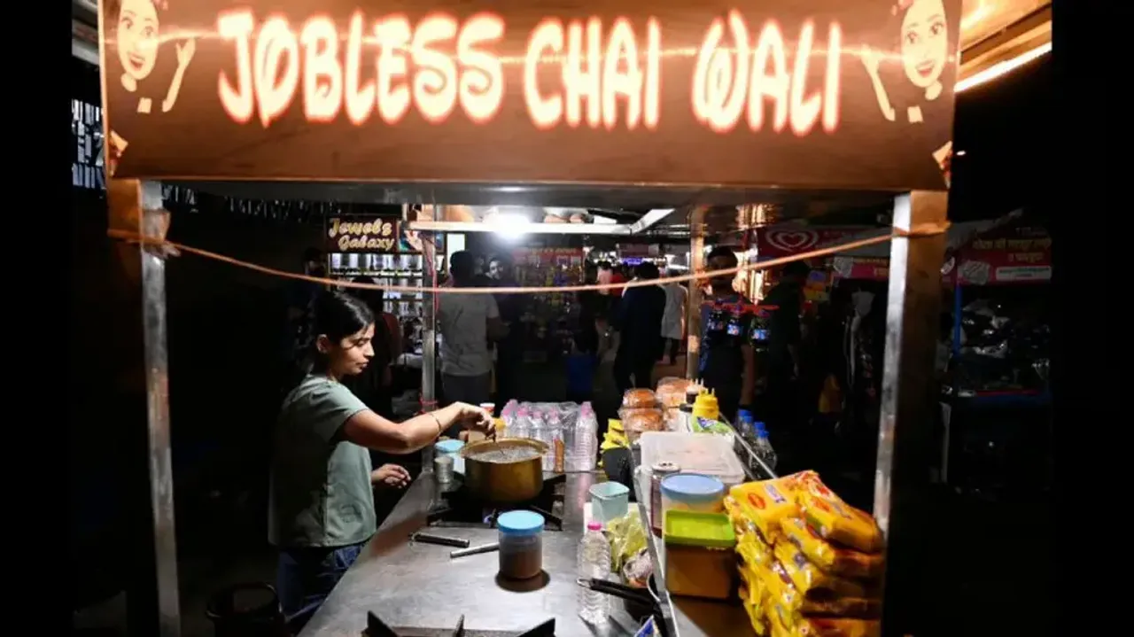 Meet Interior designer girl who turned ‘Jobless Chai Wali’; reminds netizens of 'MBA Chaiwala'