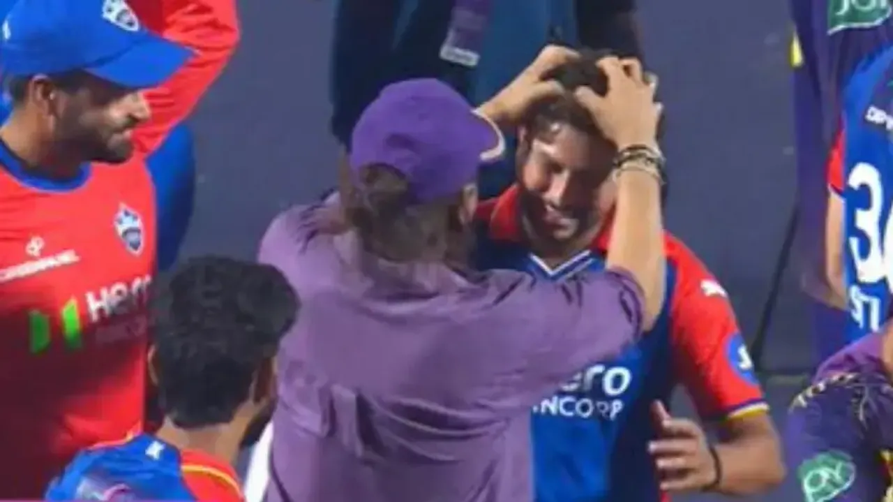 Shah Rukh Khan hugs Rishabh Pant, Kuldeep Yadav and other players after KKR vs DC match