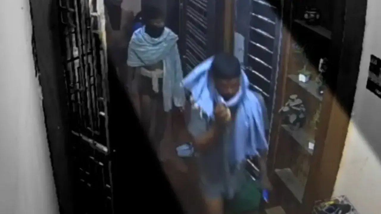 The loot incidents have been captured on the CCTV cameras