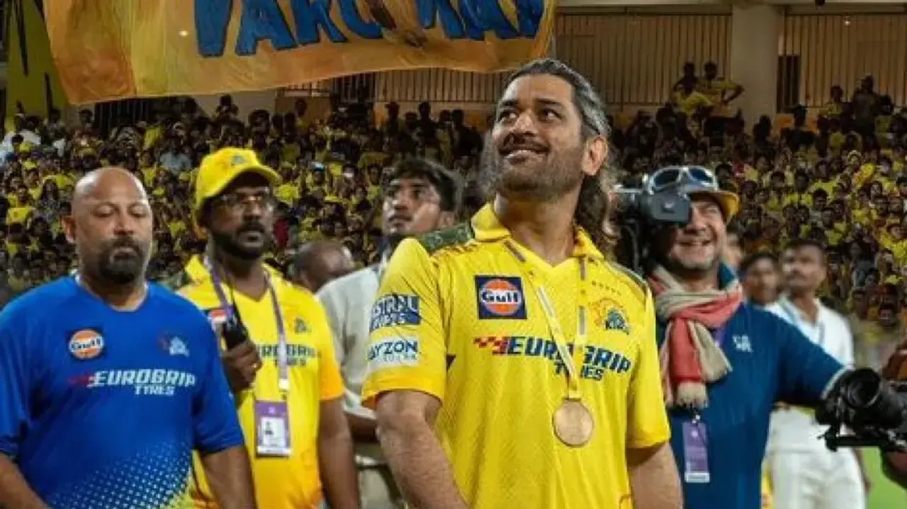 Heartbroken MS Dhoni skips handshake; Virat Kohli’s special gesture for Thala wins hearts