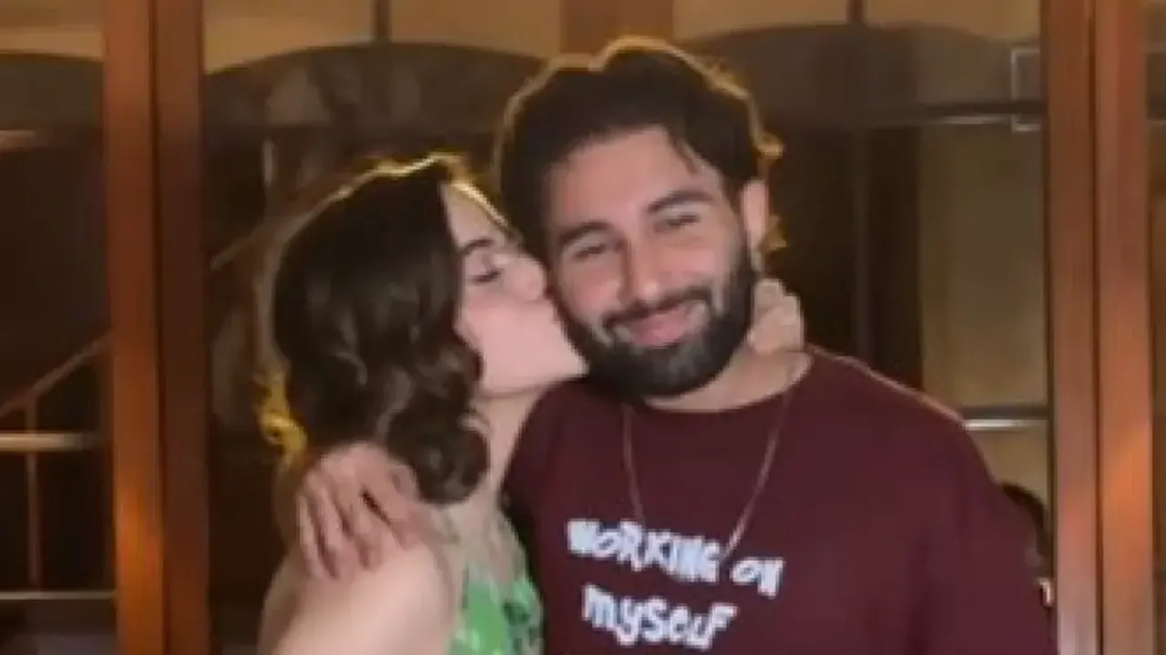 Urfi Javed spotted kissing Orry, he agrees to marry her