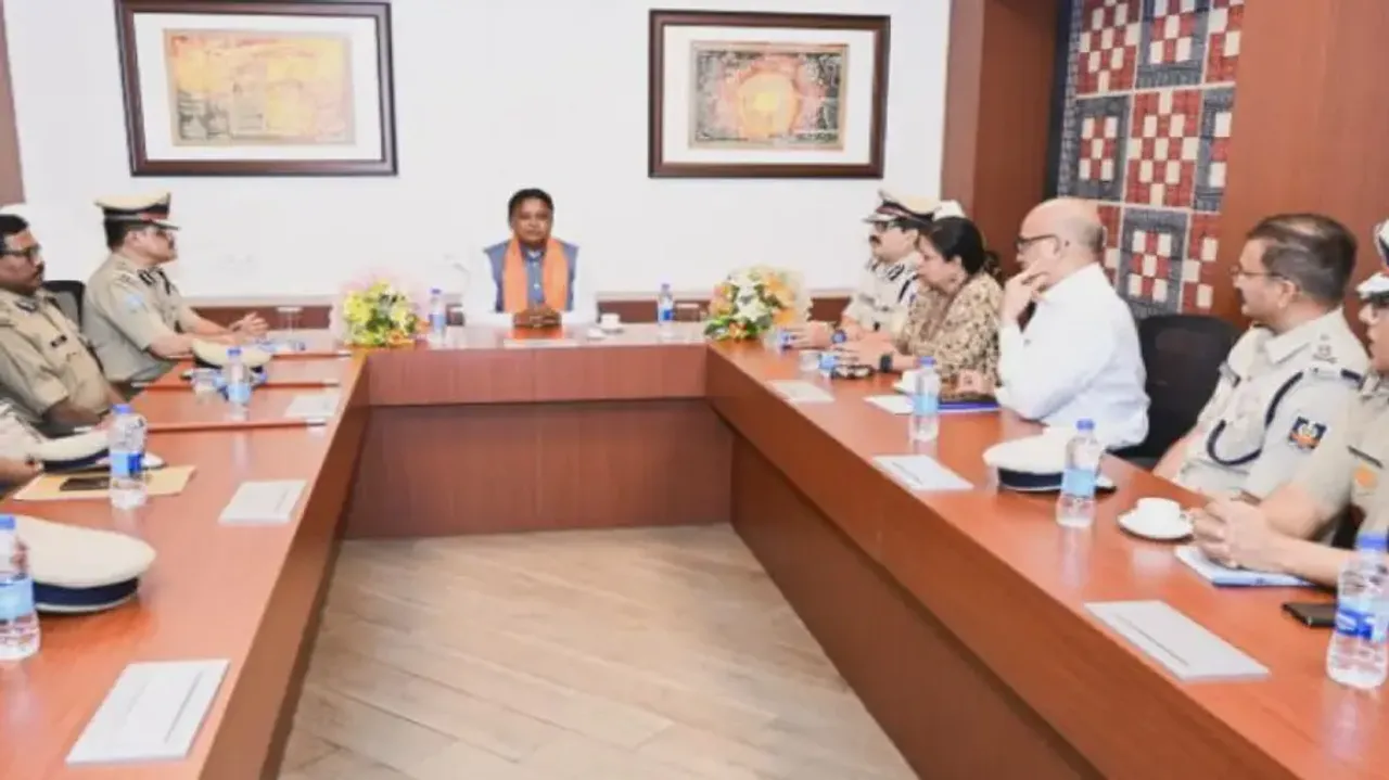 Odisha CM reviews law and order situation with DGP