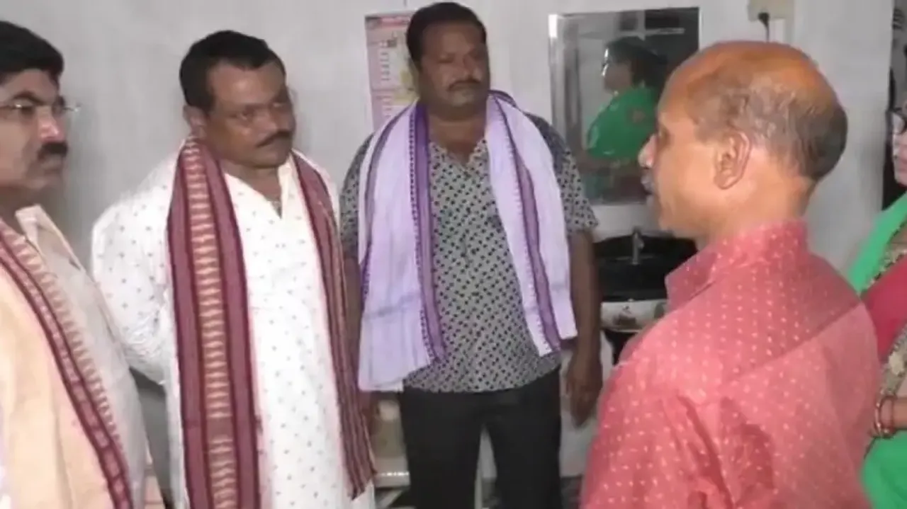 Kantabanji MLA Laxman Bag meets family members of Mamita Meher 