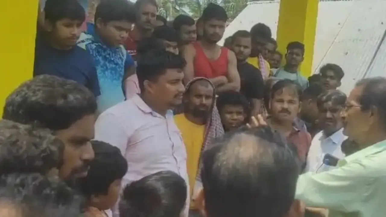 Power cuts for 4-5 days, furious villagers hold electricity dept employees hostage 