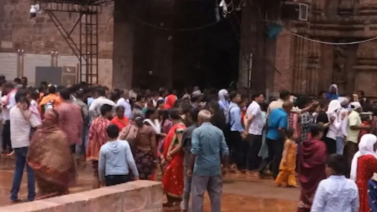 Reopening of Srimandir's 4 gates invites mixed reactions; demand grows for waiting rooms