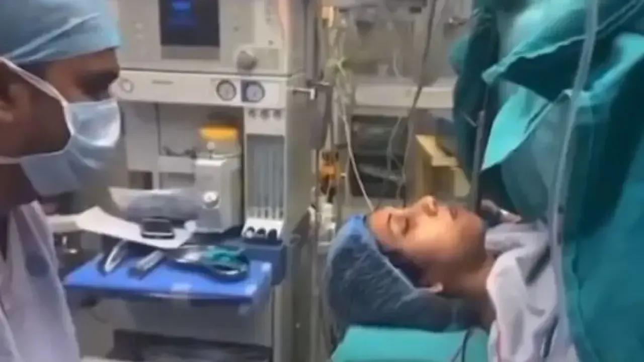 Pregnant woman sings Lord Krishna’s Bhajan as doctors perform surgery 