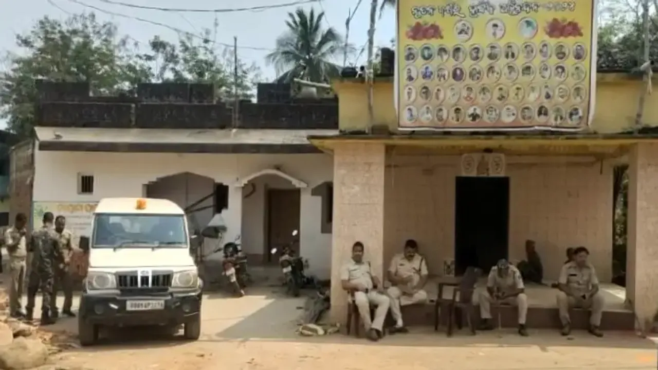 10 bombs hurled in Odisha