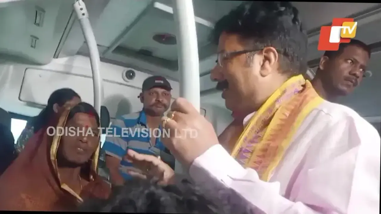 Urban Development Minister Krushna Chandra Mahapatra interacts with Mo Bus passengers