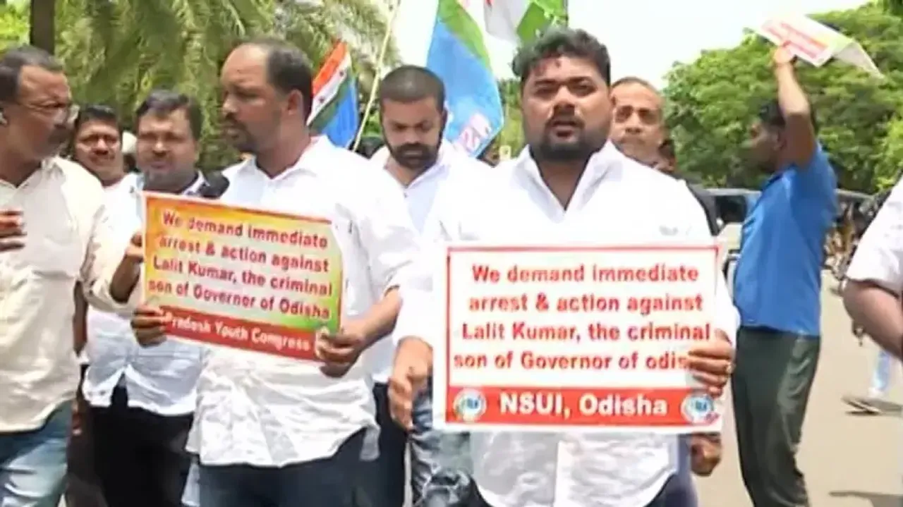 Odisha Yuva and Chhatra Congress members stage  protest in Bhubaneswar