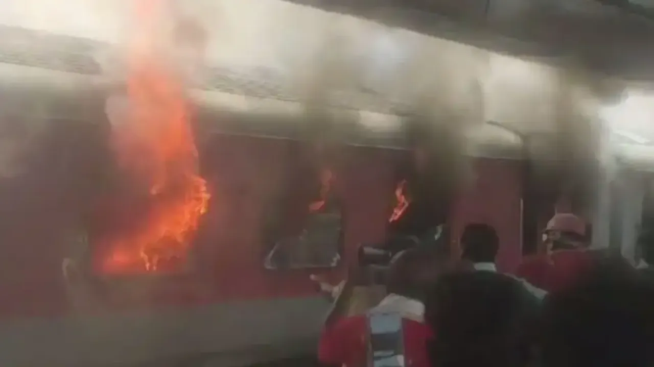 Fire breaks out in Korba-Visakhapatnam Express in Visakhapatnam