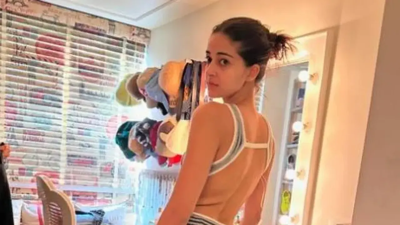 Ananya Panday flaunts bold curves in mirror selfie