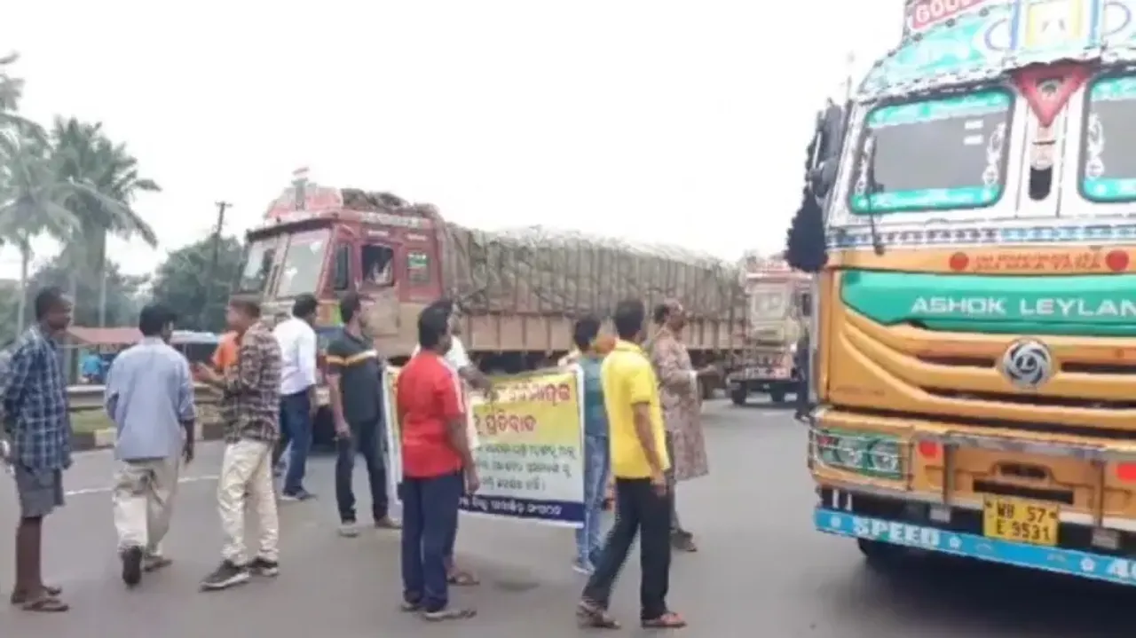Food items laden vehicles en-route West Bengal halted in Cuttack 