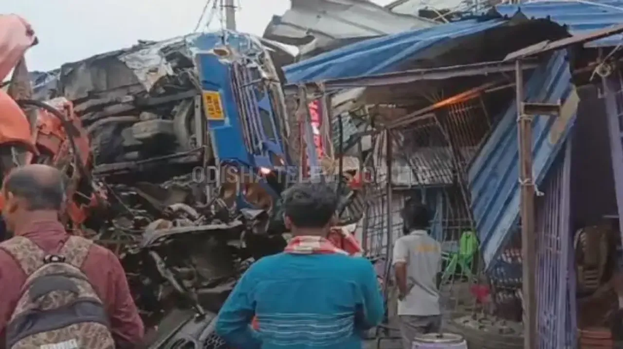 5 killed, 20 injured as gas tanker rams into roadside tea stall after head-on collision with bus