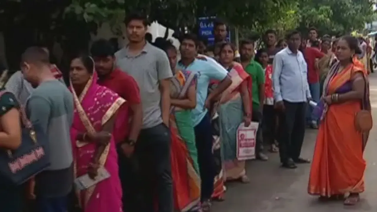 Chaos at Seva Kendras as applicants rush for last-minute Aadhaar correction