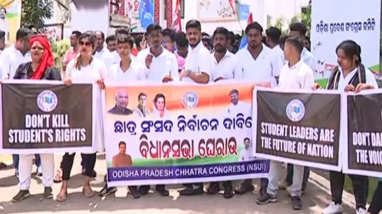 Protest by Student Wing Of Congress in Bhubaneswar