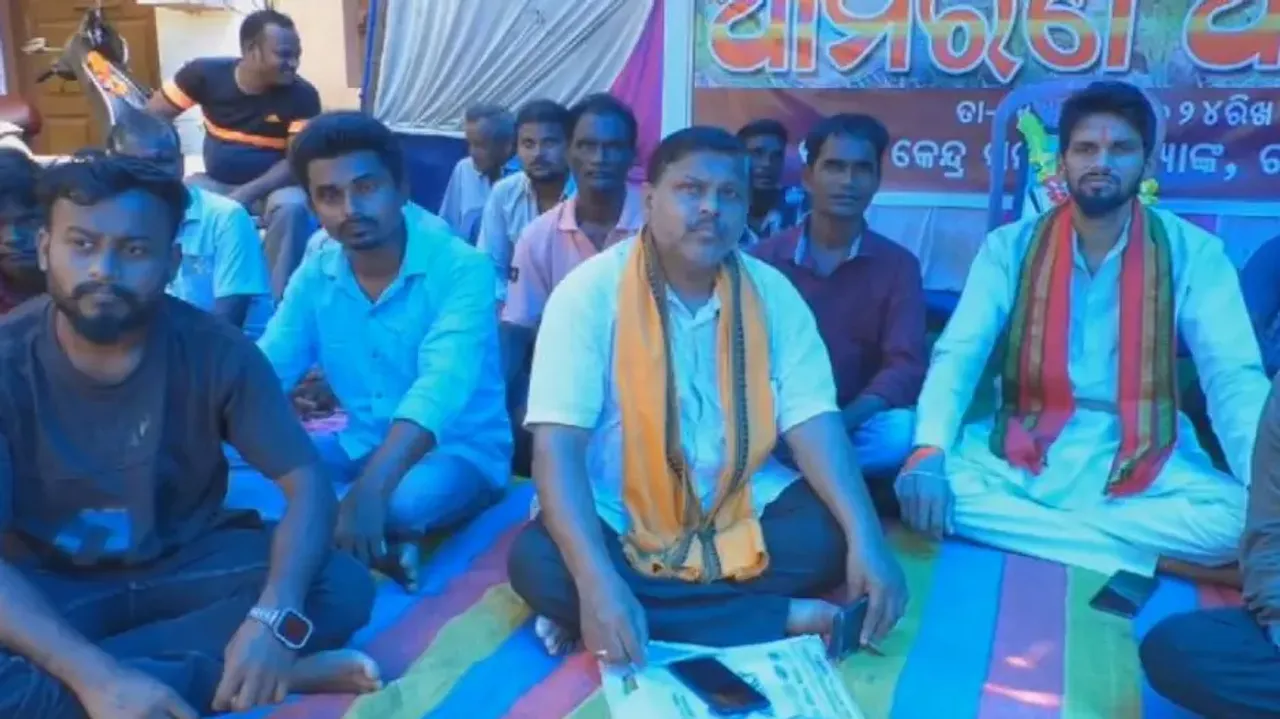 Farmers accuse PACS staff of swindling money from their accounts, stage protest in Kendrapara