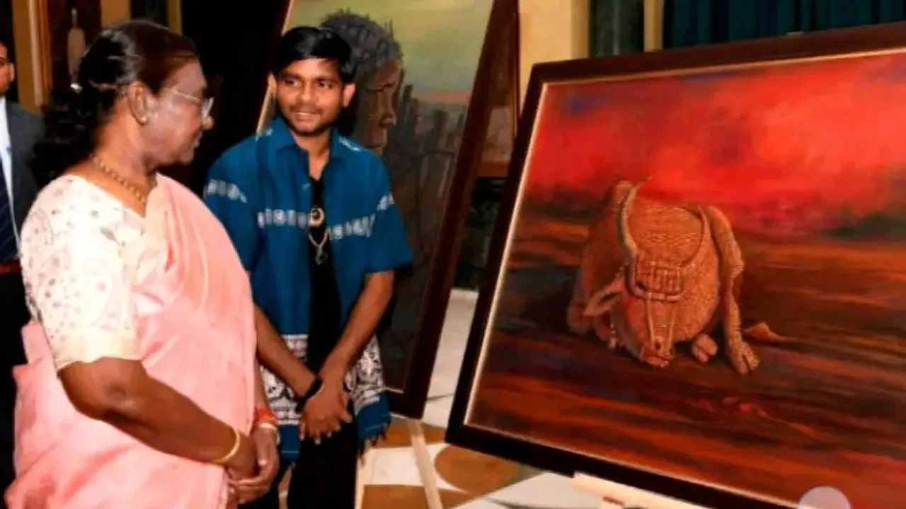 Odisha youth impresses President Droupadi Murmu with his fine arts skill 