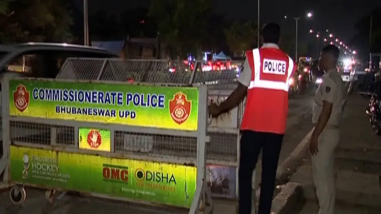 Cops seize over Rs 4 lakh from car in Bhubaneswar