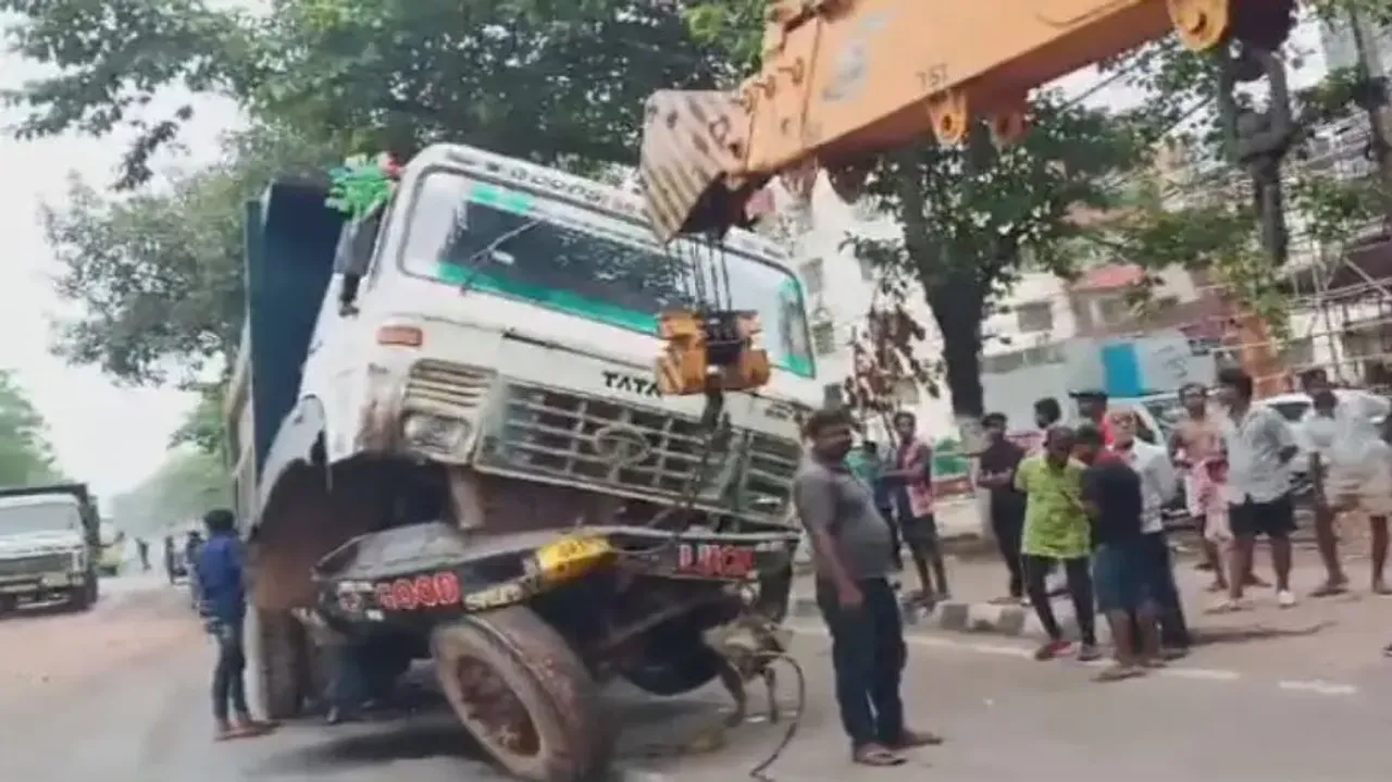 Hyva hits car at Damana Square in Bhubaneswar, several injured
