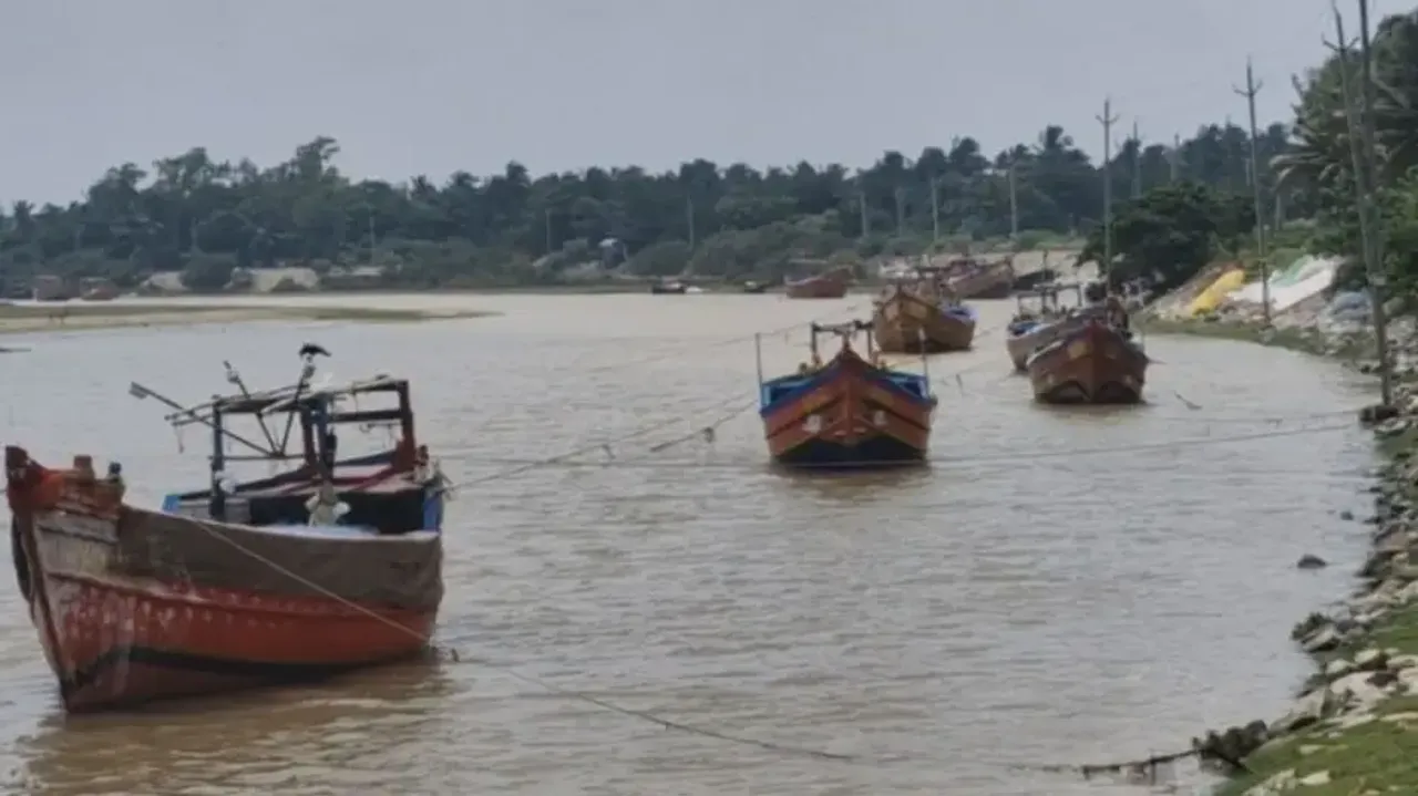 Residents of coastal areas in panic over possible cyclone in Odisha