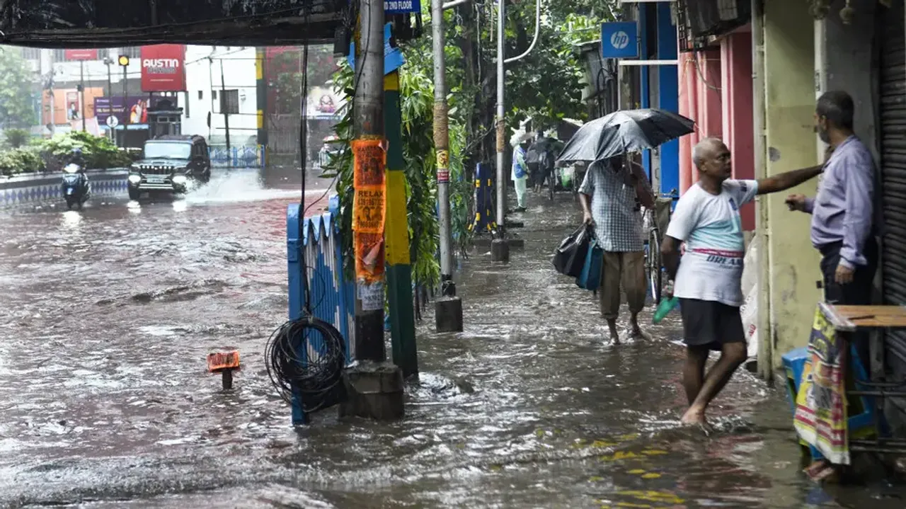 Road waterlogged  in WB due to Cyclone Dana