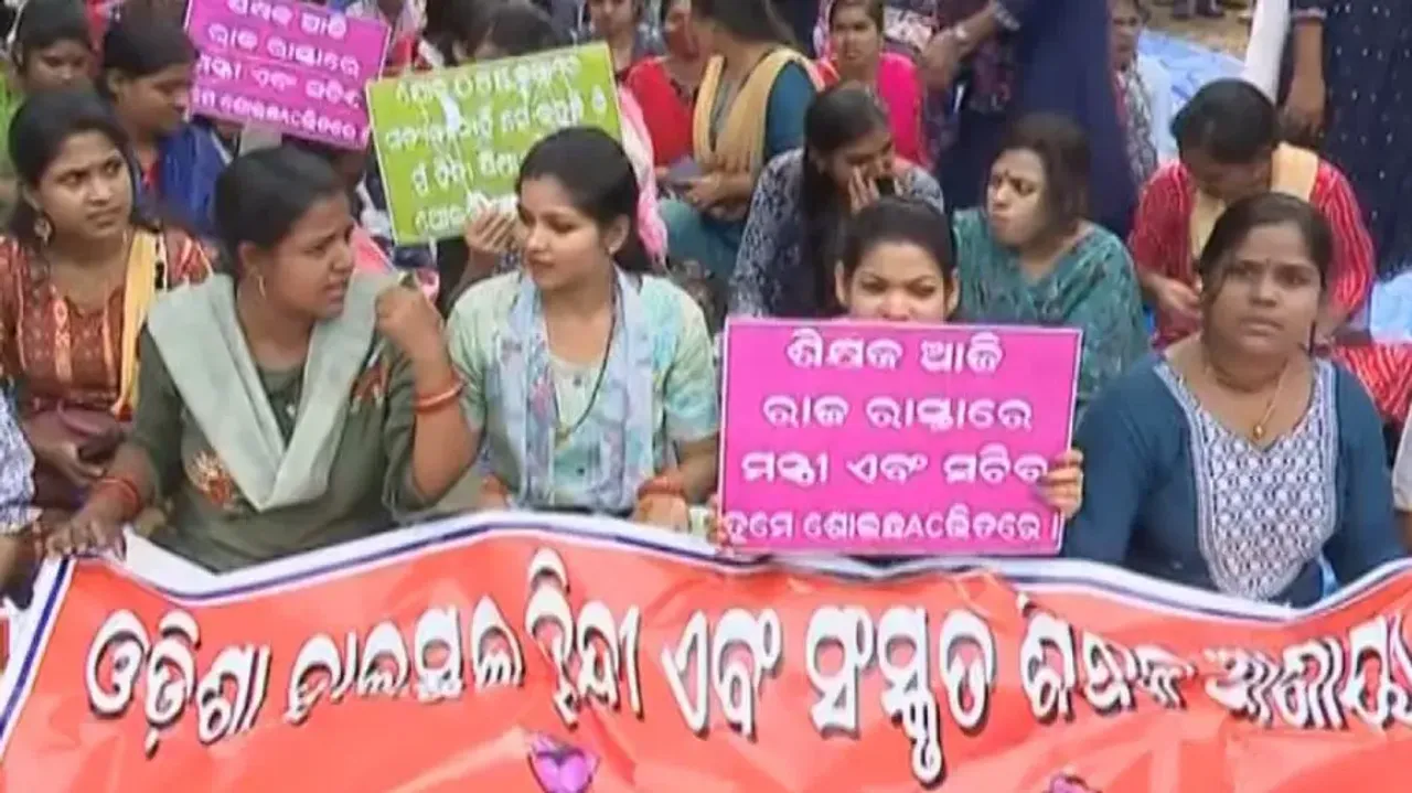 Appointment of non-Hindi & Sanskrit teachers opposed, candidates stage protest in Bhubaneswar