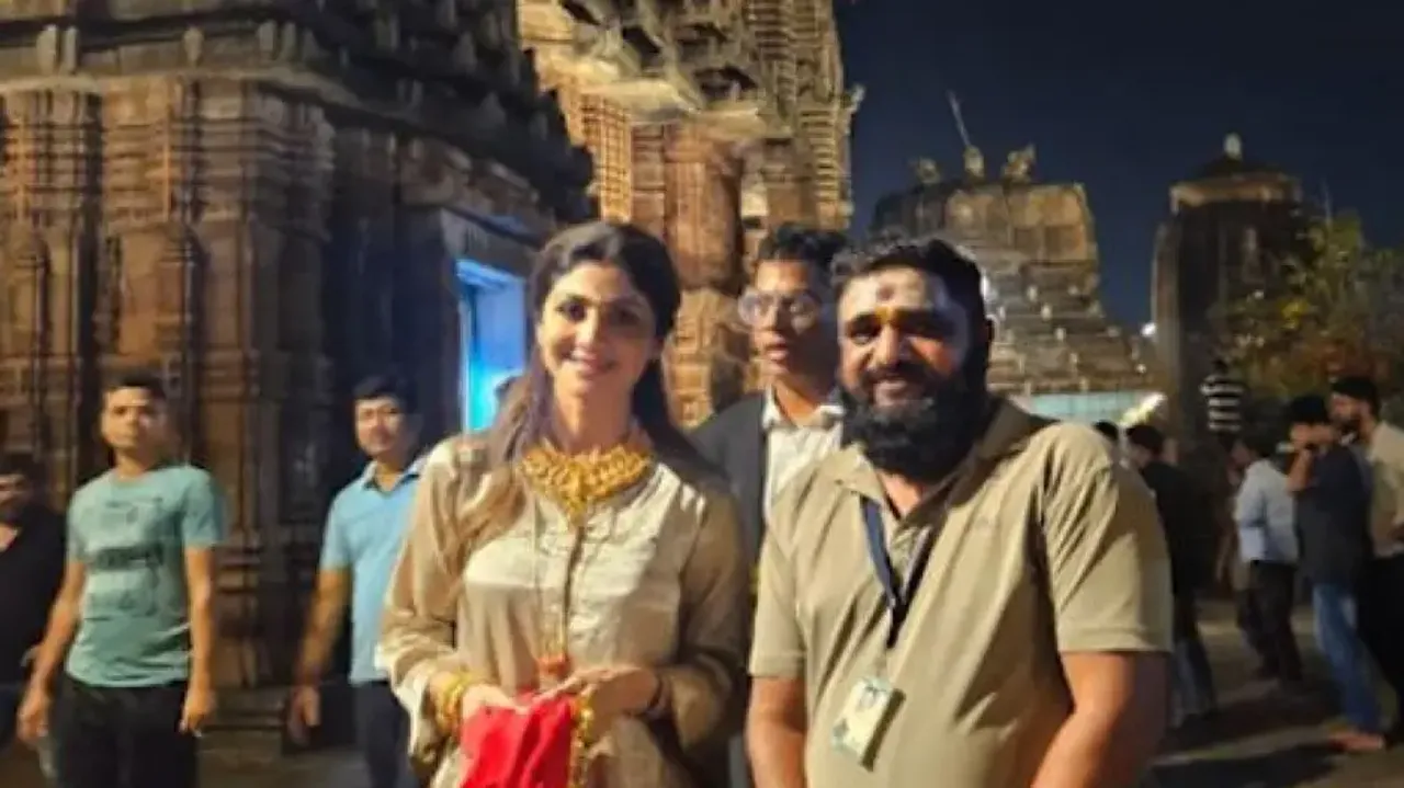 Bollywood actress Shilpa Shetty with Lingaraj Temple's supervisor in BBSR