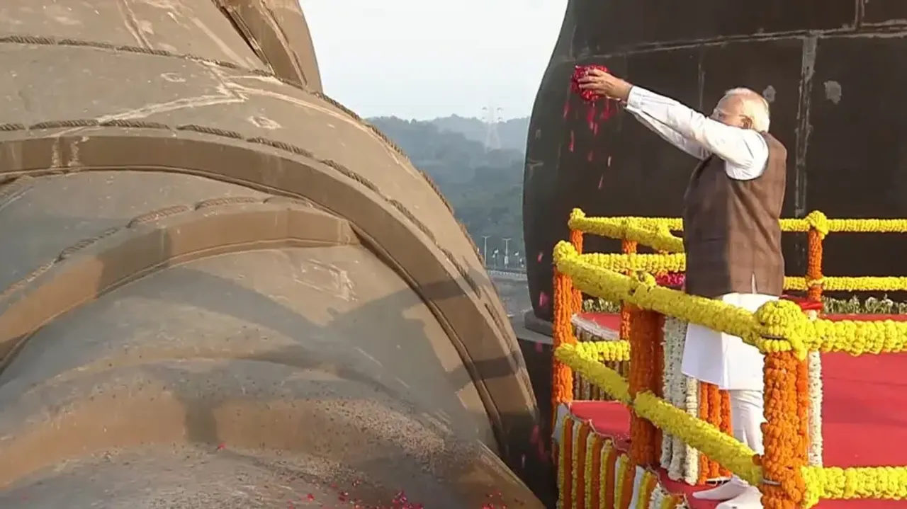 PM Modi paying tribute at Statue of Unity