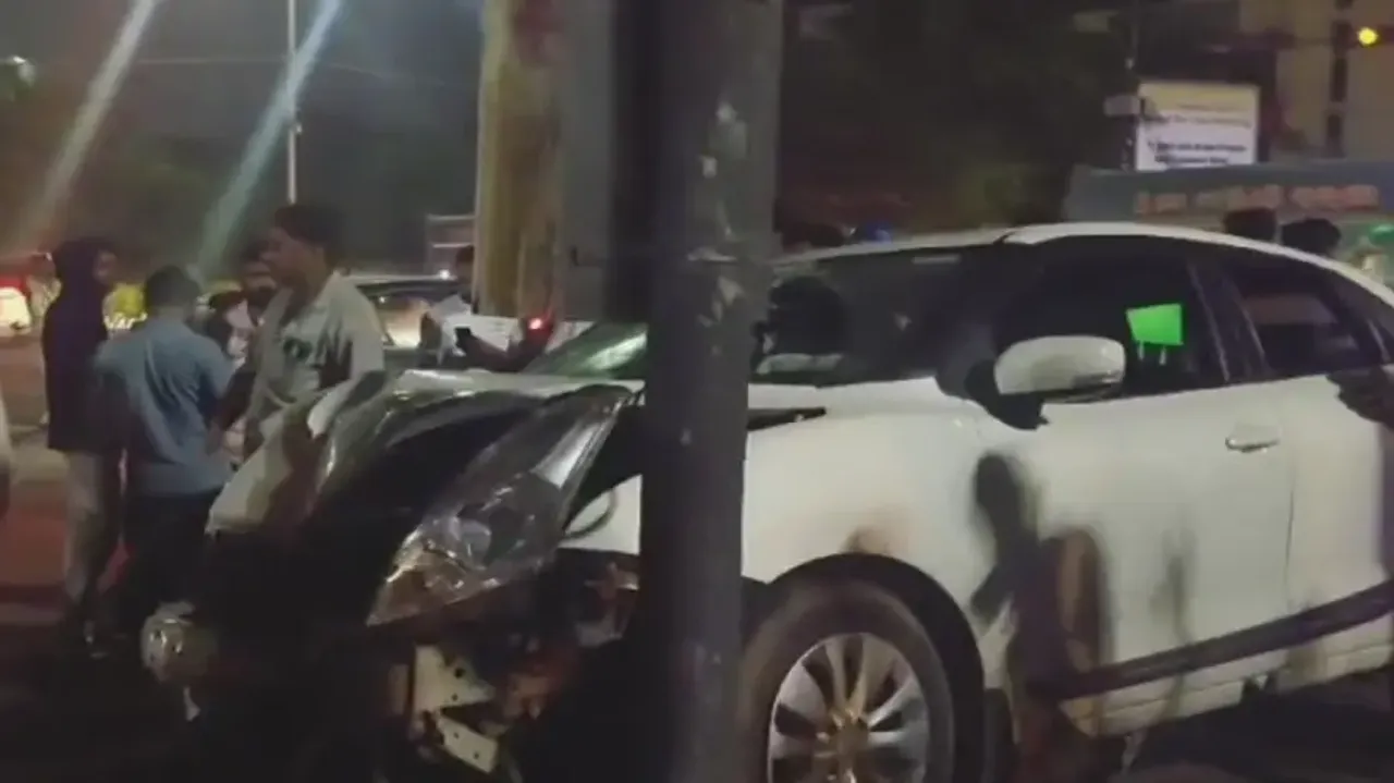 Car rams into traffic post in Bhubaneswar