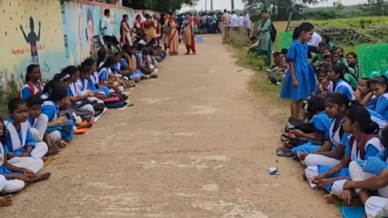Students lock school gate, take classes on road in Puri