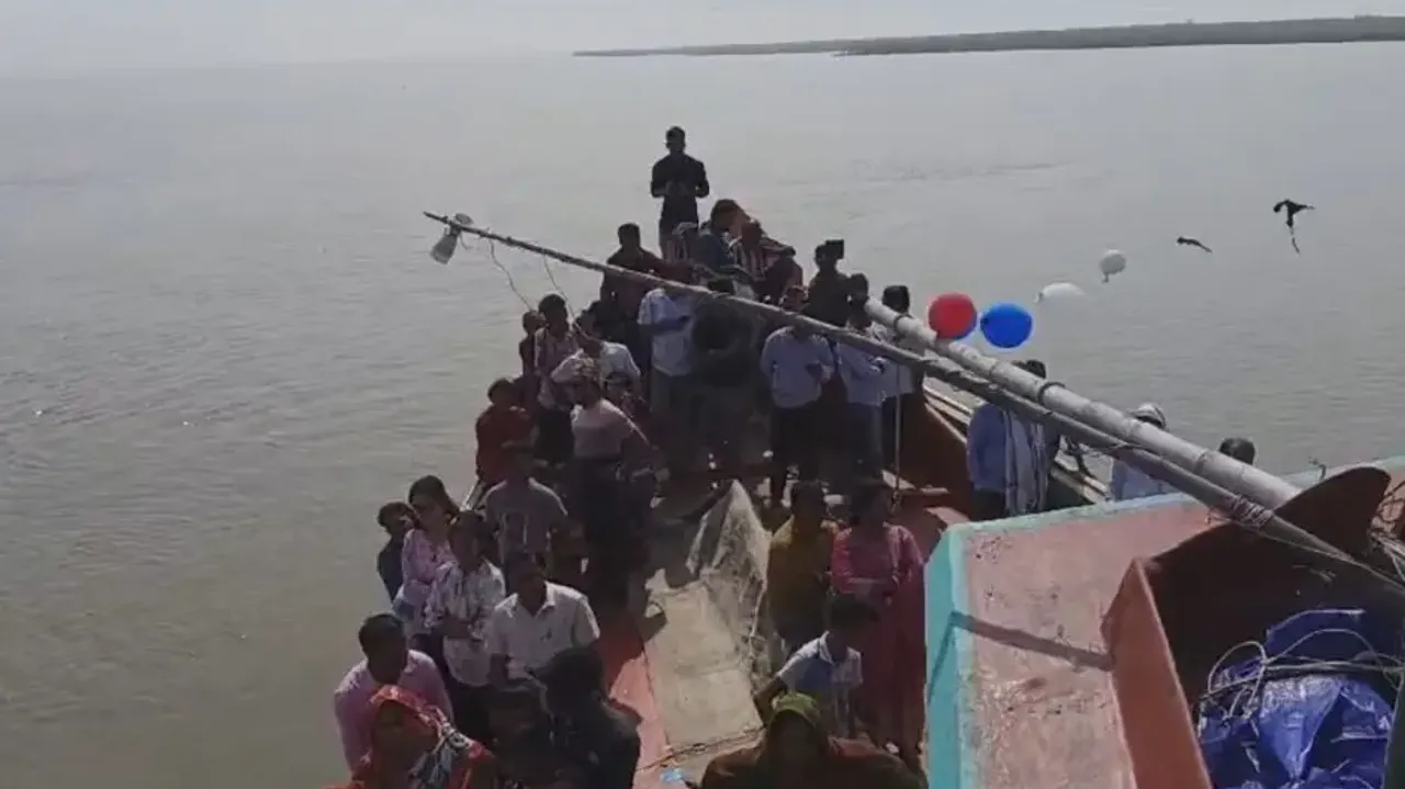 Over 100 devotees stranded after boat develops technical glitch in Bhadrak